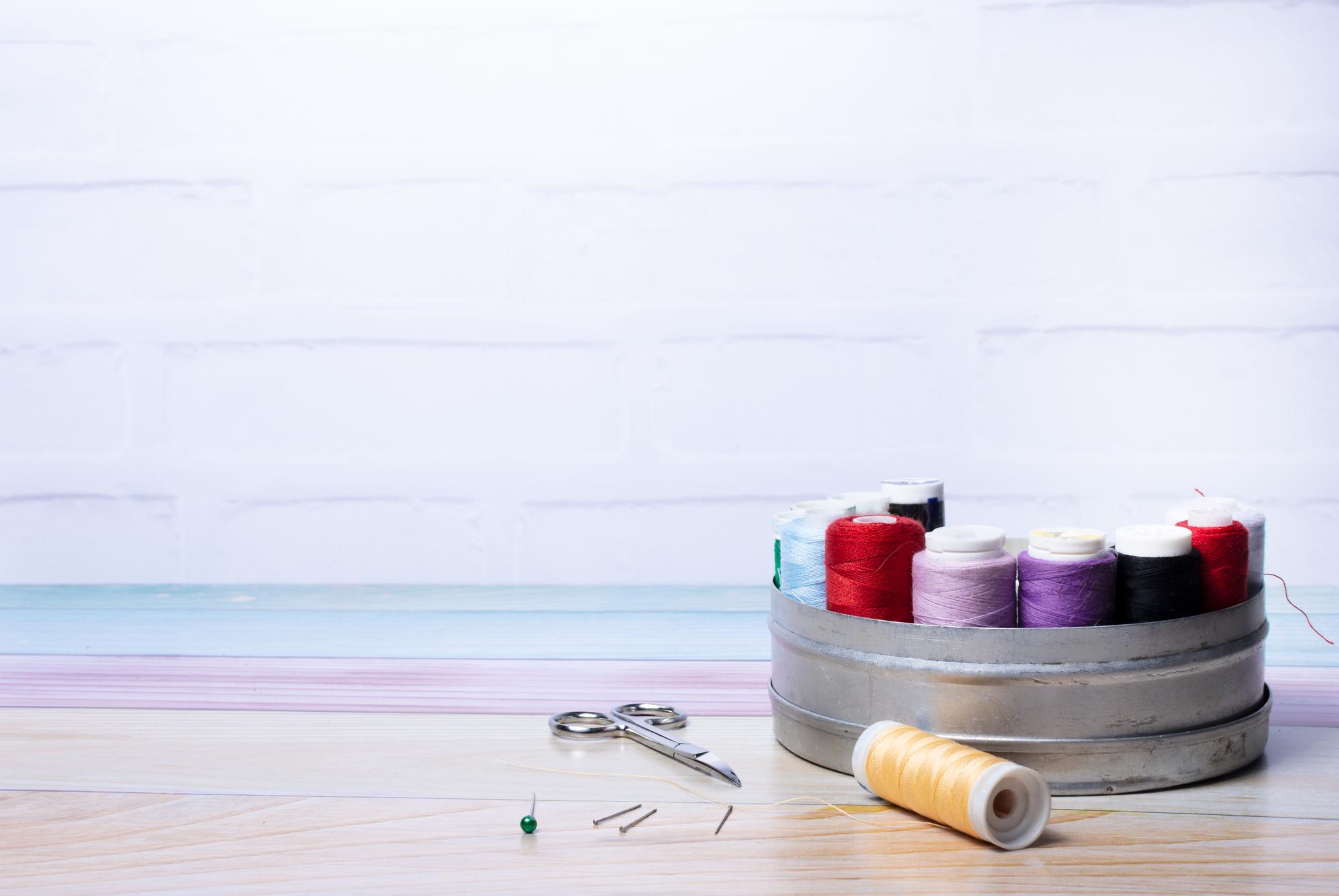 atelier de broderie cu mese de lucru și materiale